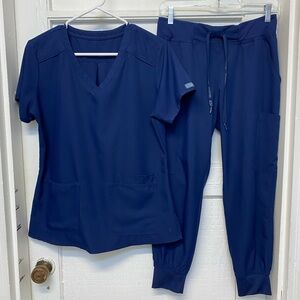 Medcoture scrubs set women’s Medium Top , small petite joggers pant